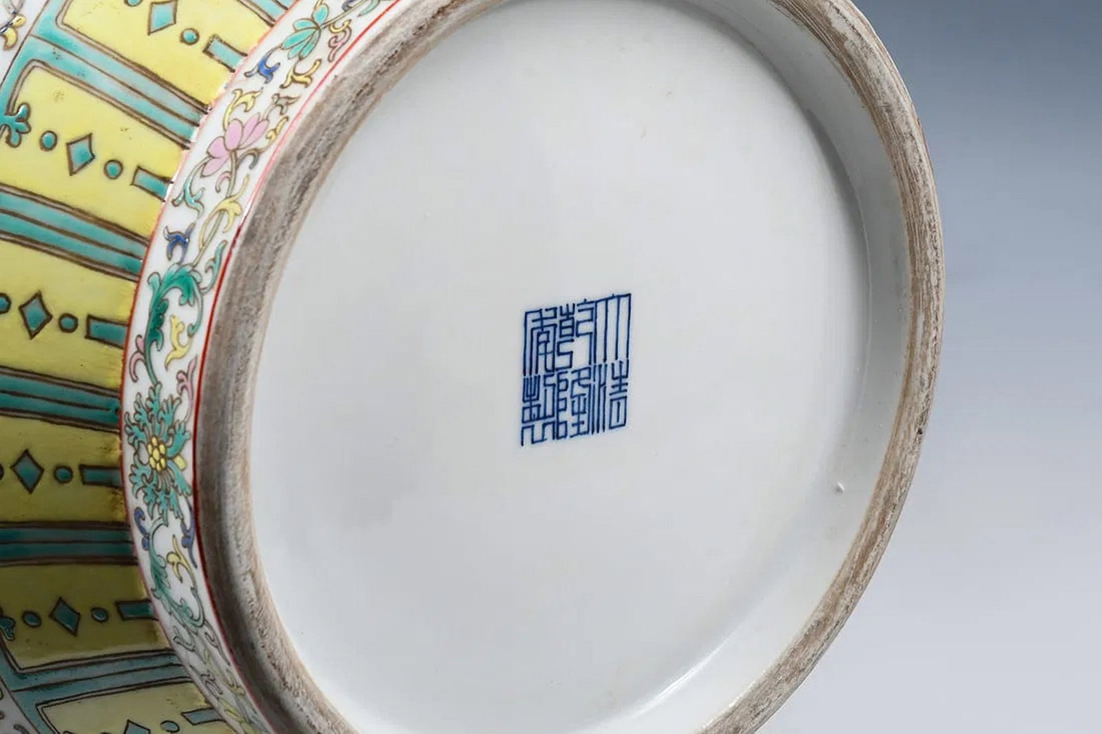 Large Chinese Famille Rose Porcelain Vase - 6