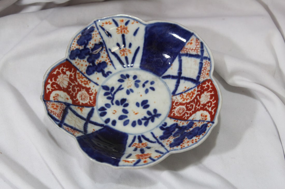 An Antique Japanese Imari Floral Shape Bowl: 19th century - 5 3/4" in diameter