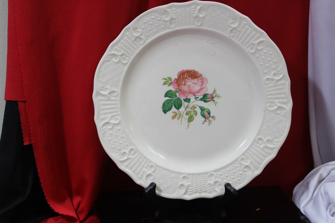 A China Rose Plate: 10 1/8" in diameter