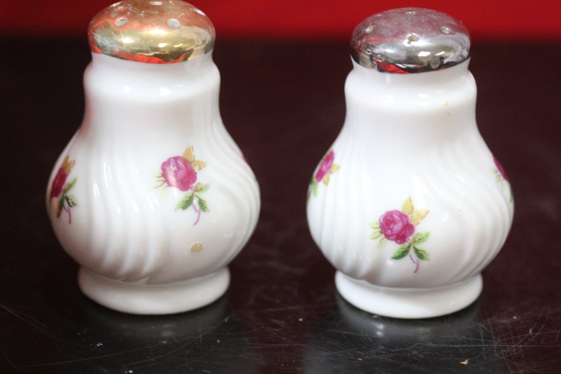 A Pair of Porcelain Salt and Pepper Shakers - 2
