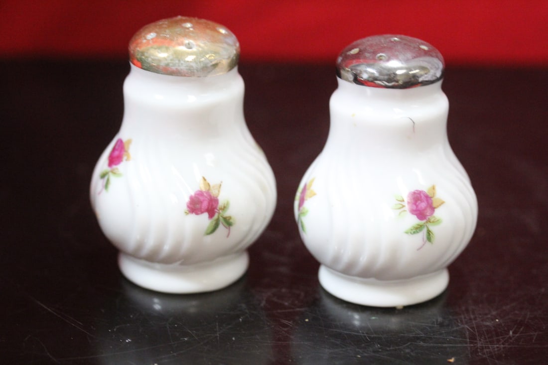 A Pair of Porcelain Salt and Pepper Shakers - 3