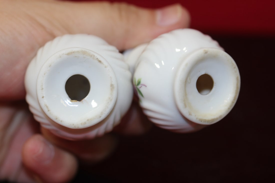 A Pair of Porcelain Salt and Pepper Shakers - 4