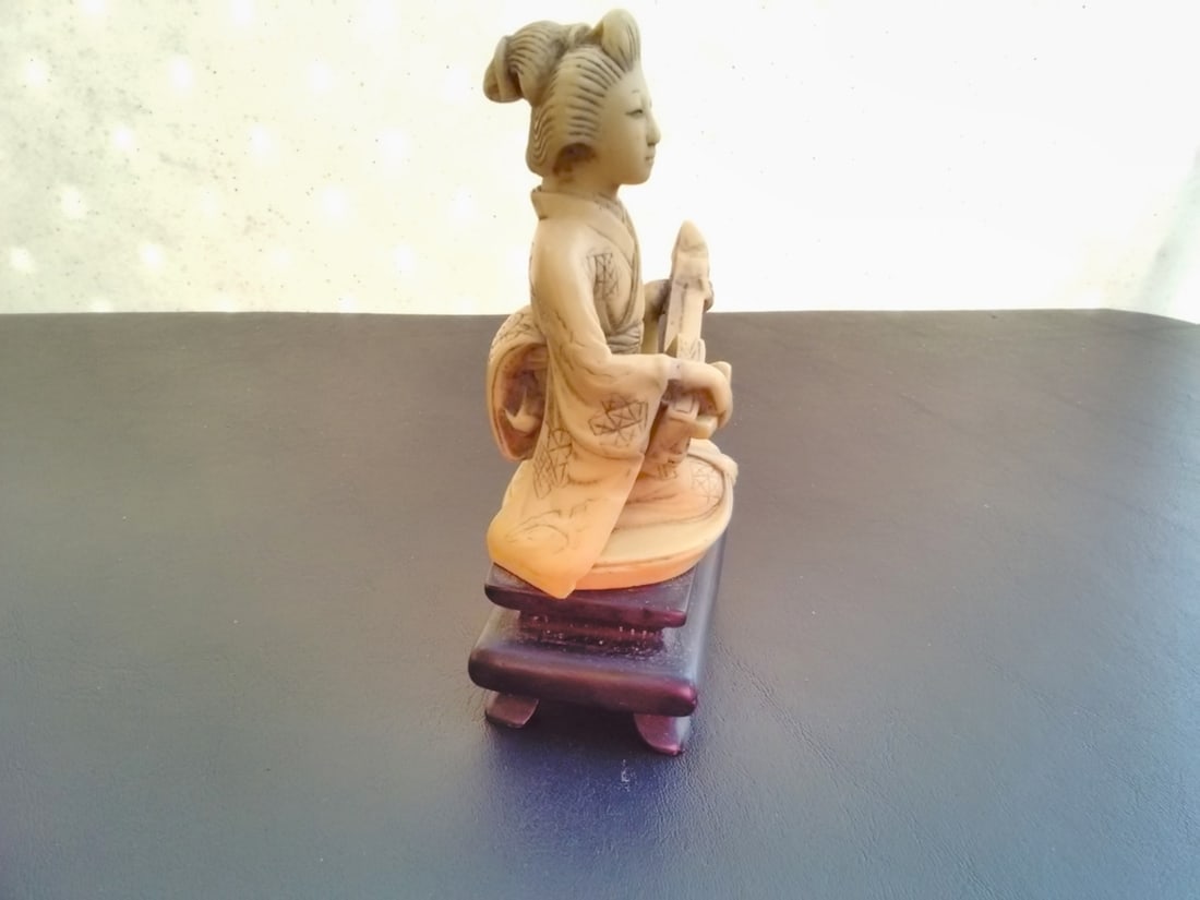 A Japanese Mid Century Resin Musician Figurine - 2