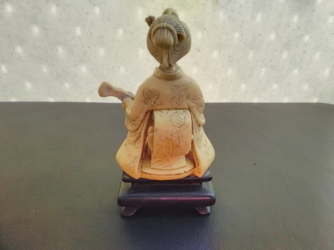 A Japanese Mid Century Resin Musician Figurine - 3