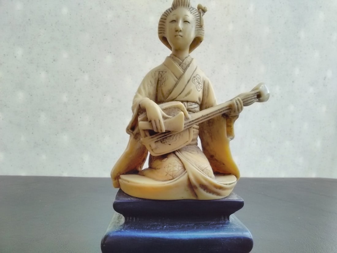 A Japanese Mid Century Resin Musician Figurine - 5