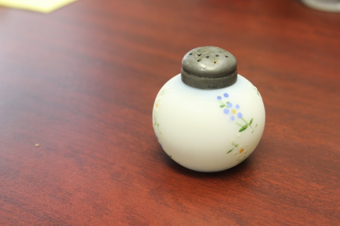 A Mount Washington Salt and Pepper Shaker - 2