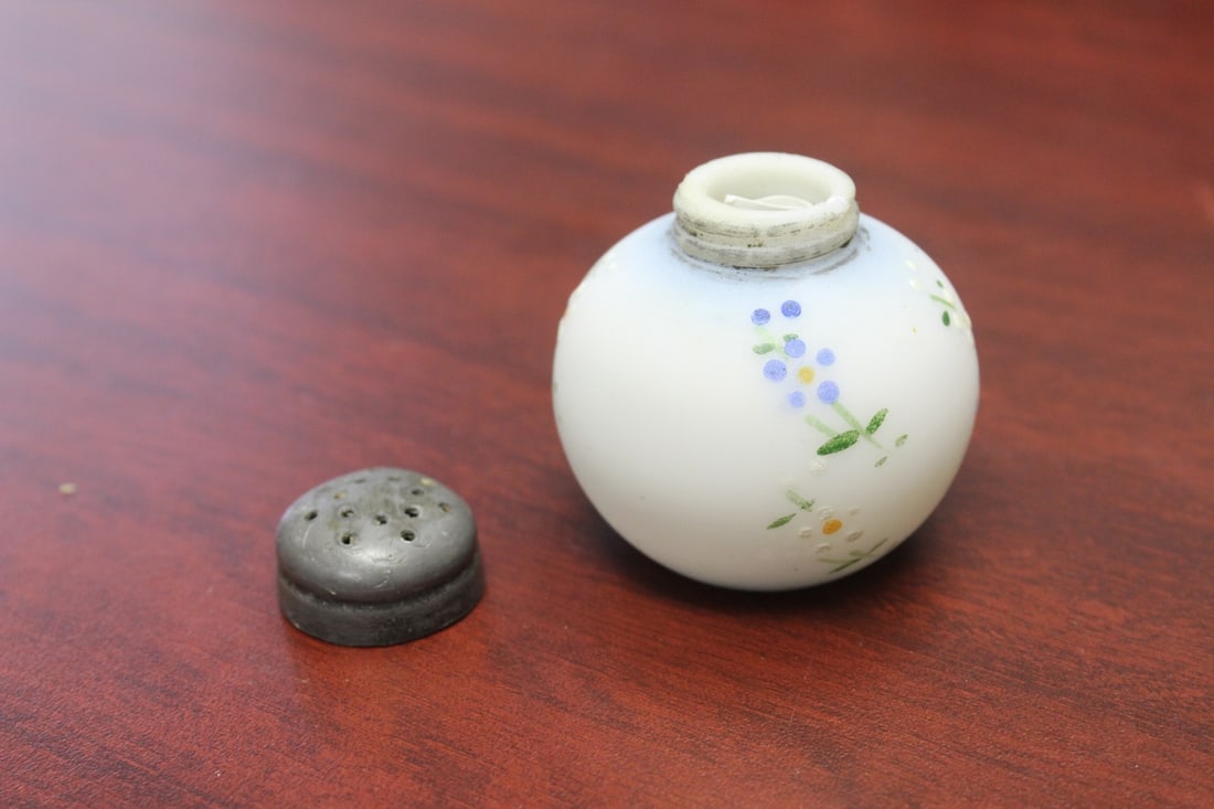 A Mount Washington Salt and Pepper Shaker - 4