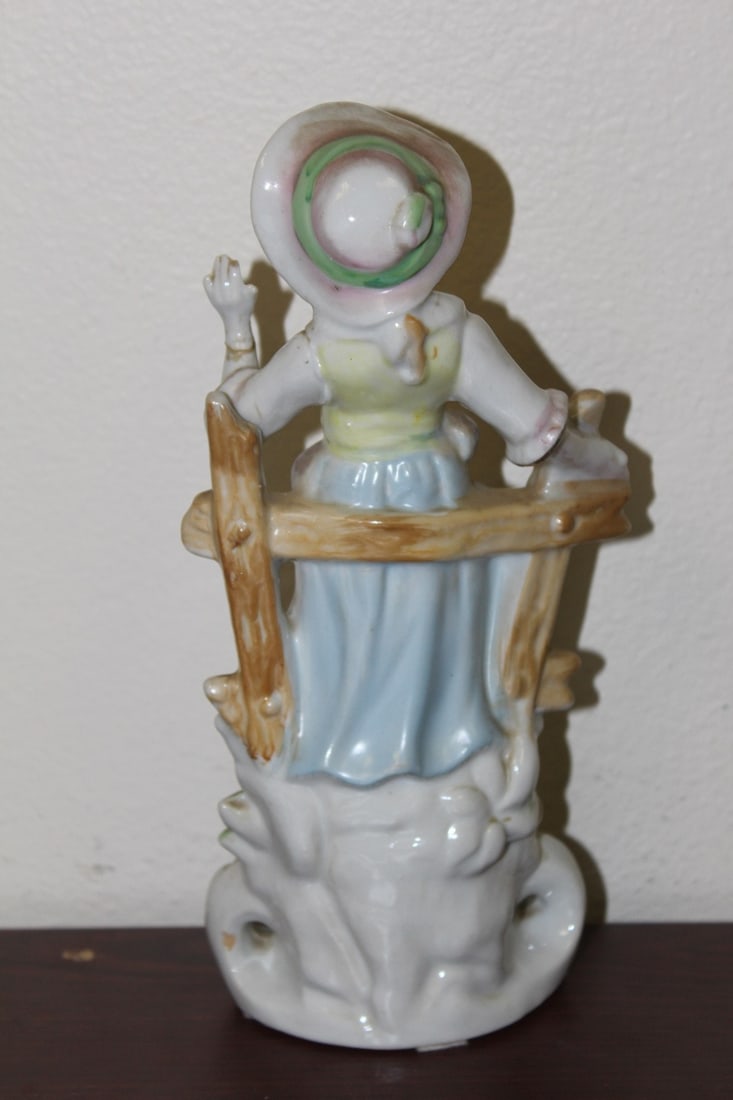 A Vintage Japanese Porcelain Figurine - 2