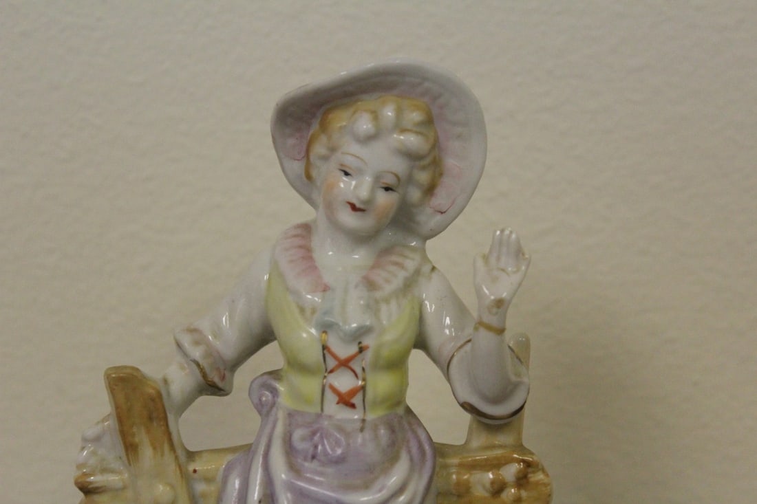 A Vintage Japanese Porcelain Figurine - 3
