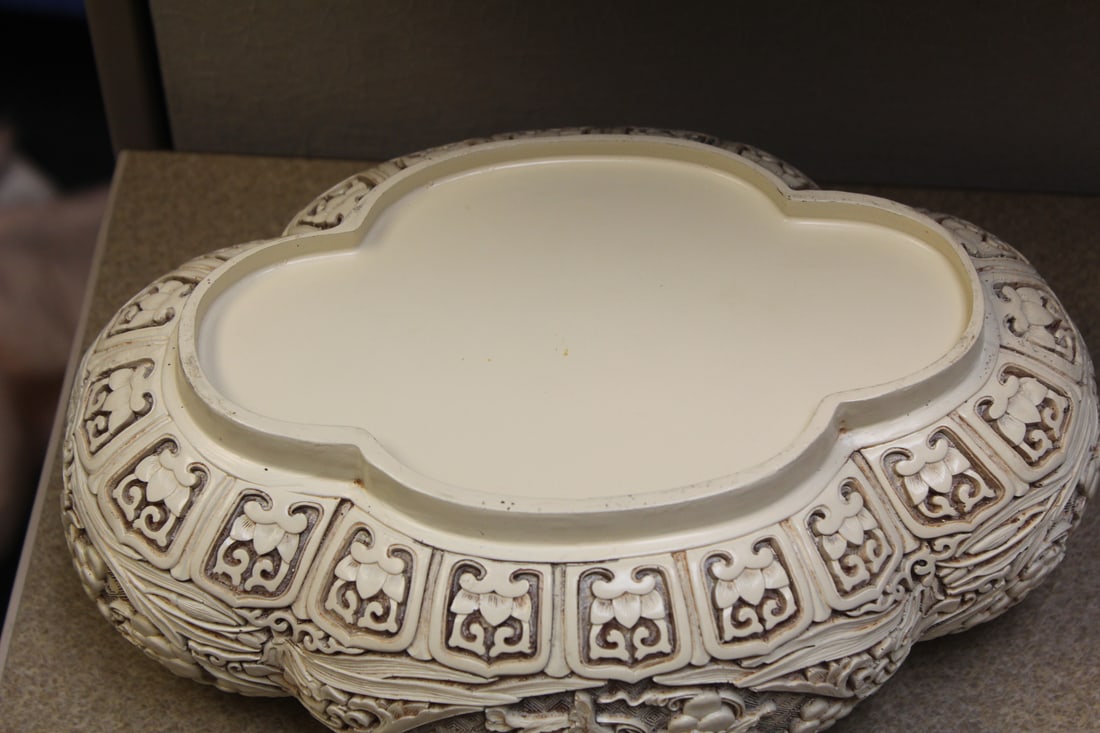 Well Carved Chinese Box - 7