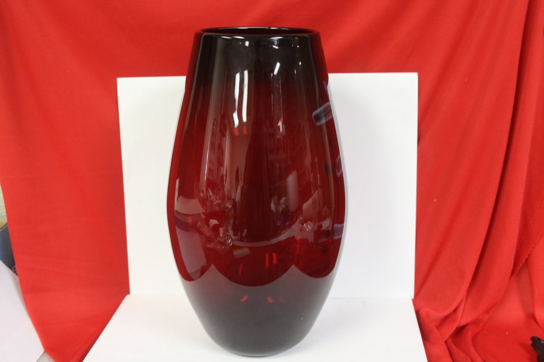 A Beautiful Art Glass Vase - 2