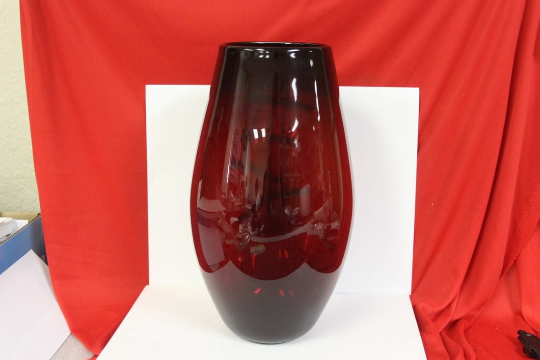 A Beautiful Art Glass Vase - 3