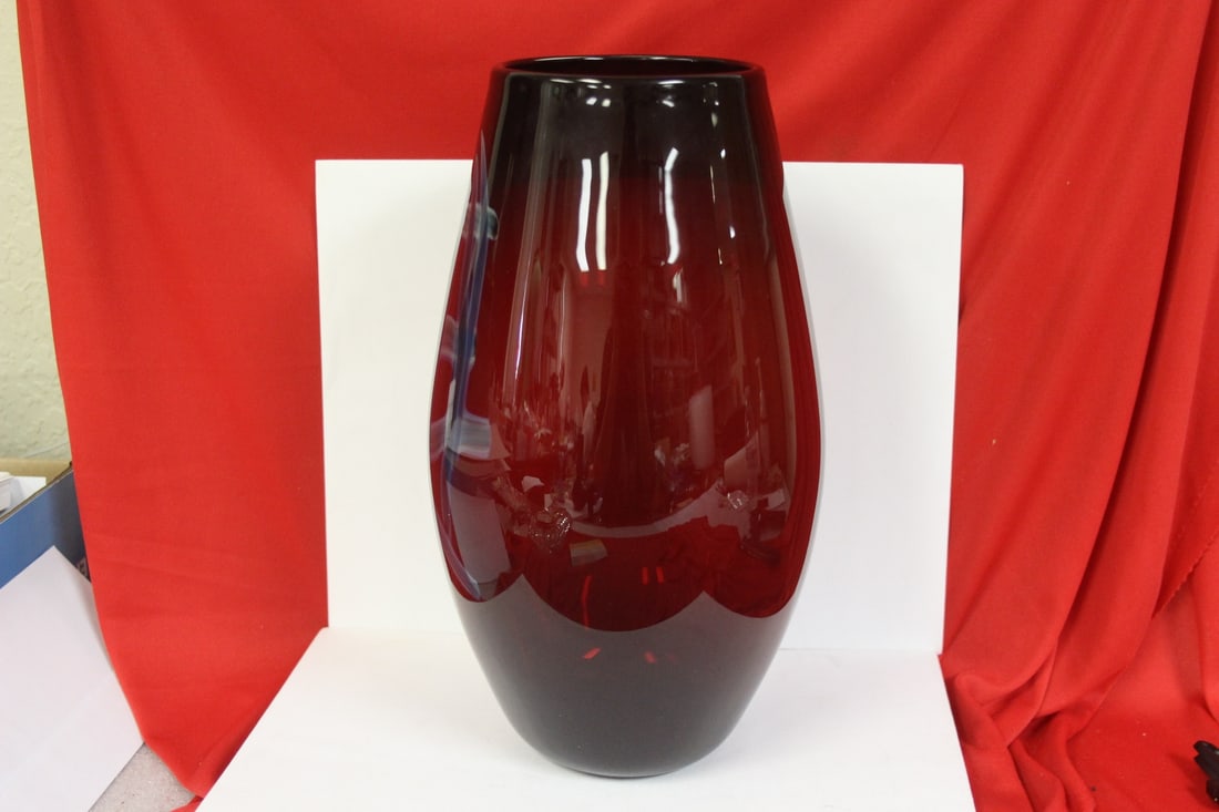 A Beautiful Art Glass Vase - 4