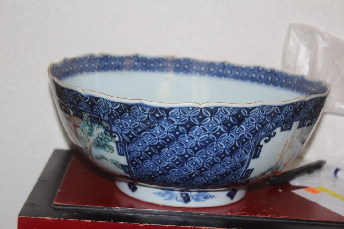Large Chinese Export Center Bowl - 3