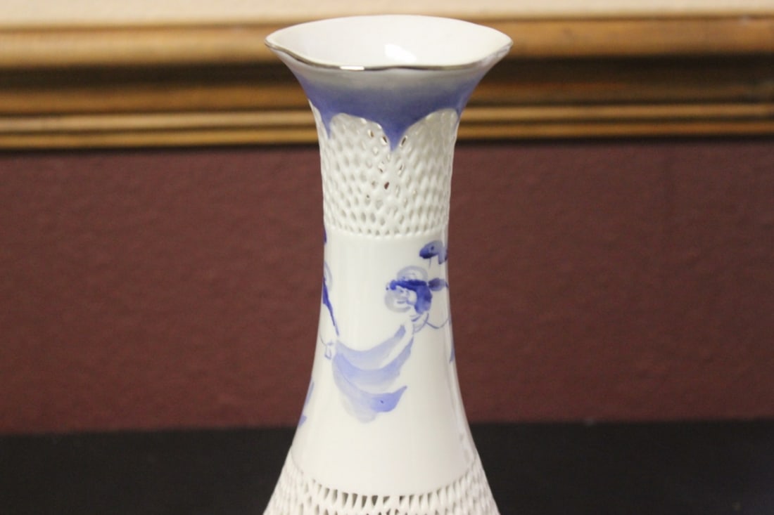 An Antique/Vintage Recticulated Signed Chinese or Japanese Blue and White Vase - 2