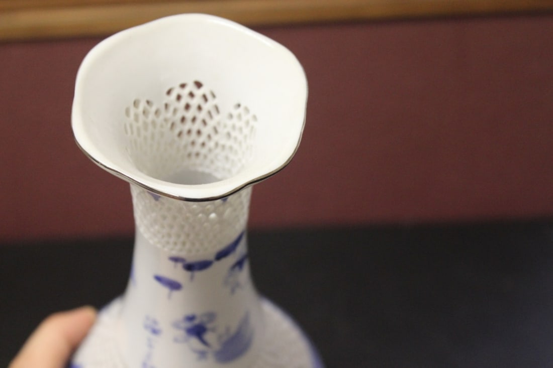 An Antique/Vintage Recticulated Signed Chinese or Japanese Blue and White Vase - 5