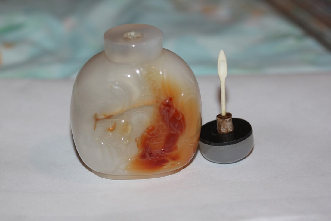 Carved Agate Snuff Bottleq - 9
