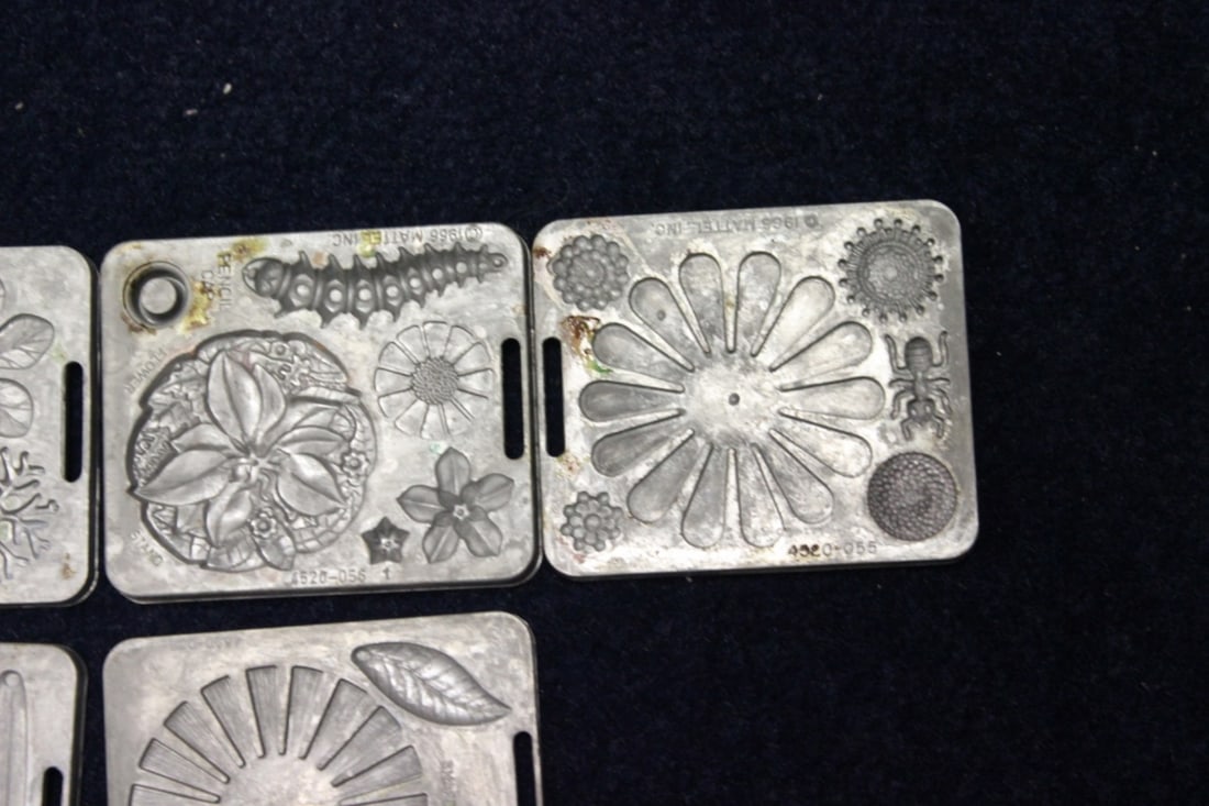 A Retro 1966 Mattel Fun Flowers Thing Making Mold - 2