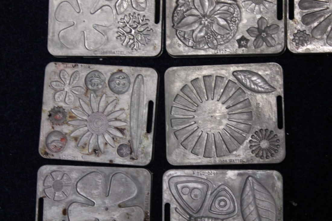 A Retro 1966 Mattel Fun Flowers Thing Making Mold - 4