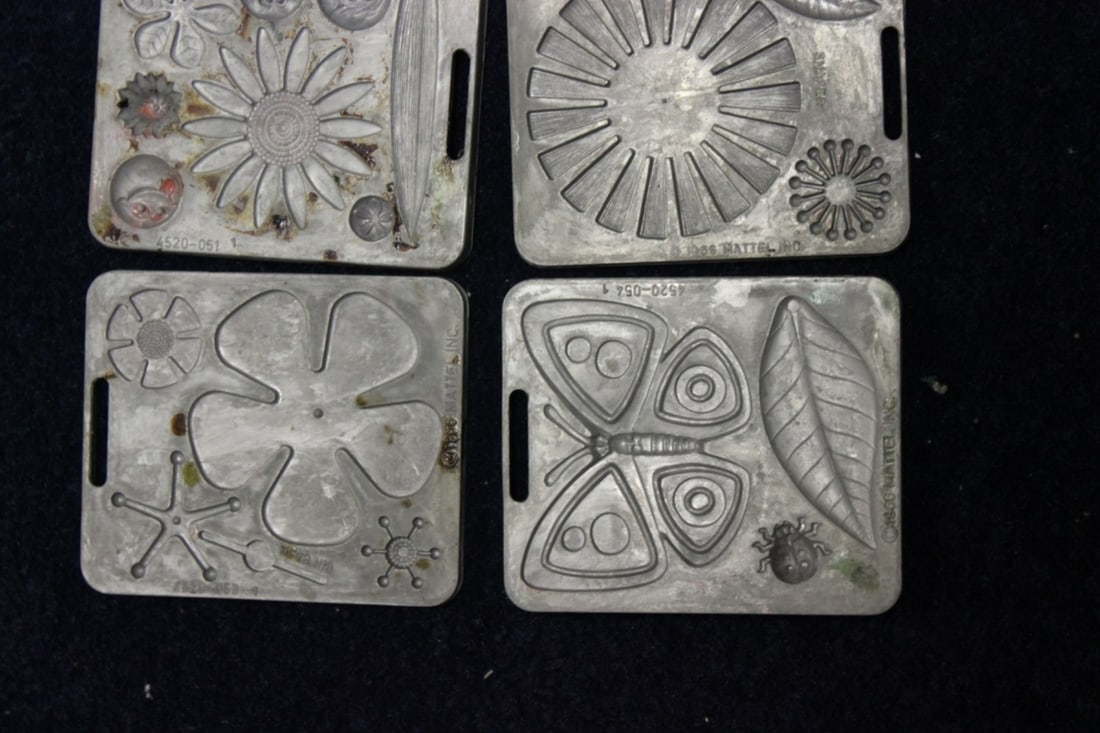 A Retro 1966 Mattel Fun Flowers Thing Making Mold - 5