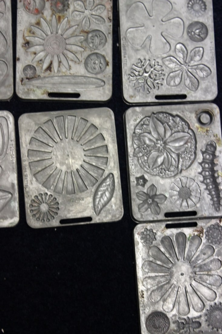 A Retro 1966 Mattel Fun Flowers Thing Making Mold - 7