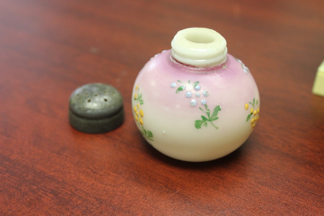 A Mount Washington Salt and Pepper Shaker - 4