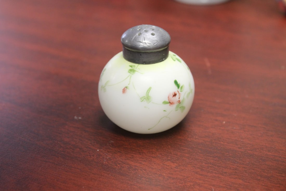 A Mount Washington Salt and Pepper Shaker - 2