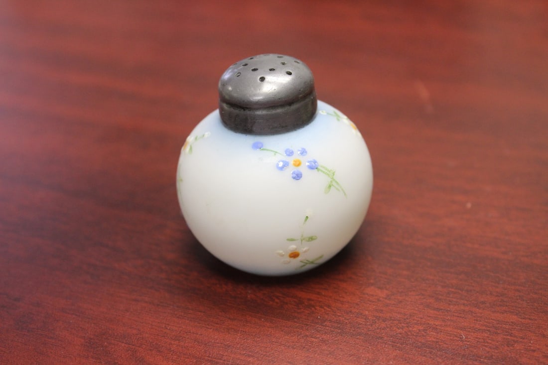 A Mount Washington Salt and Pepper Shaker - 2