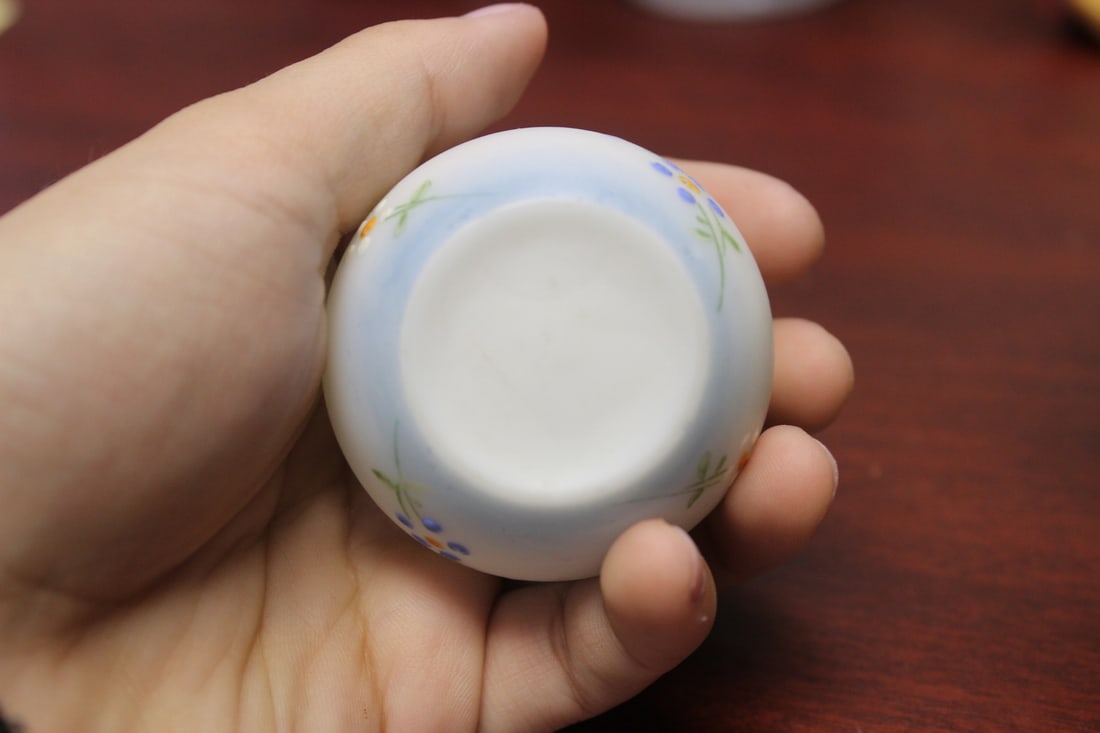 A Mount Washington Salt and Pepper Shaker - 3
