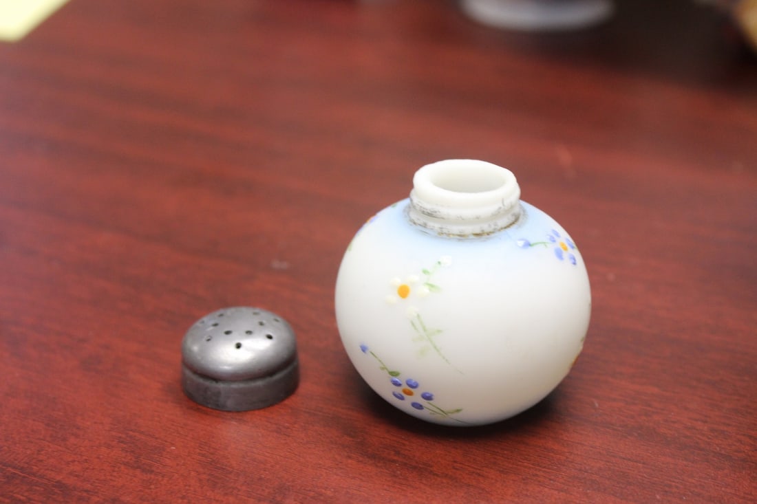 A Mount Washington Salt and Pepper Shaker - 4