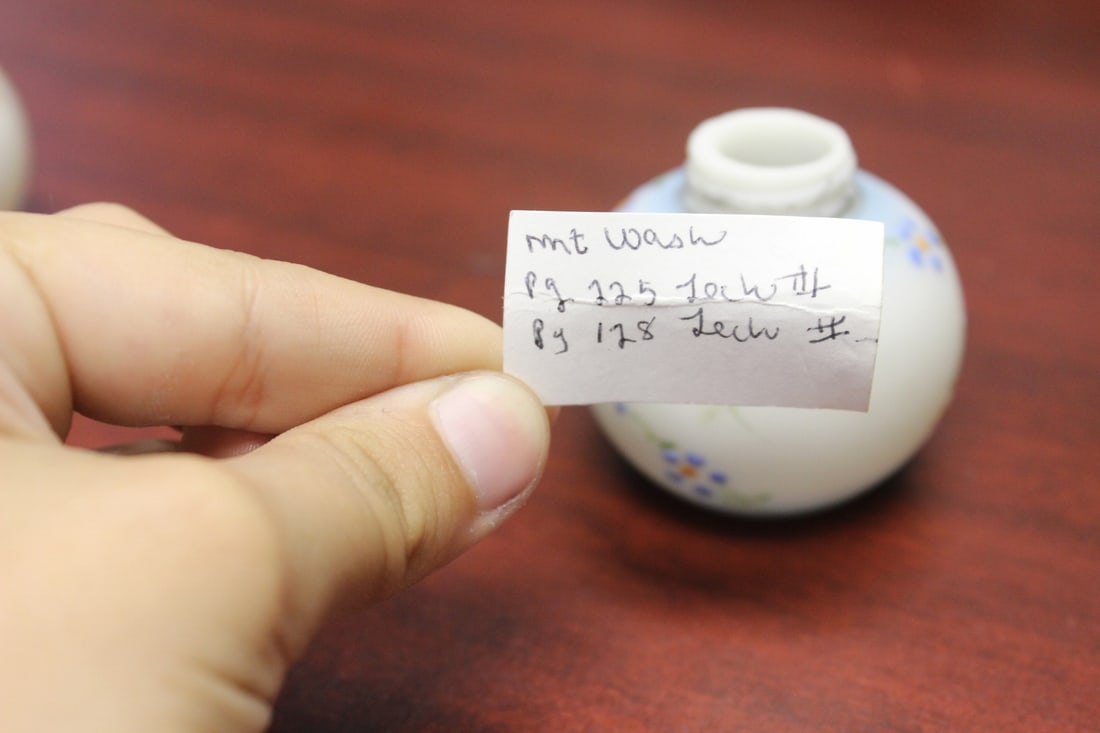 A Mount Washington Salt and Pepper Shaker - 5