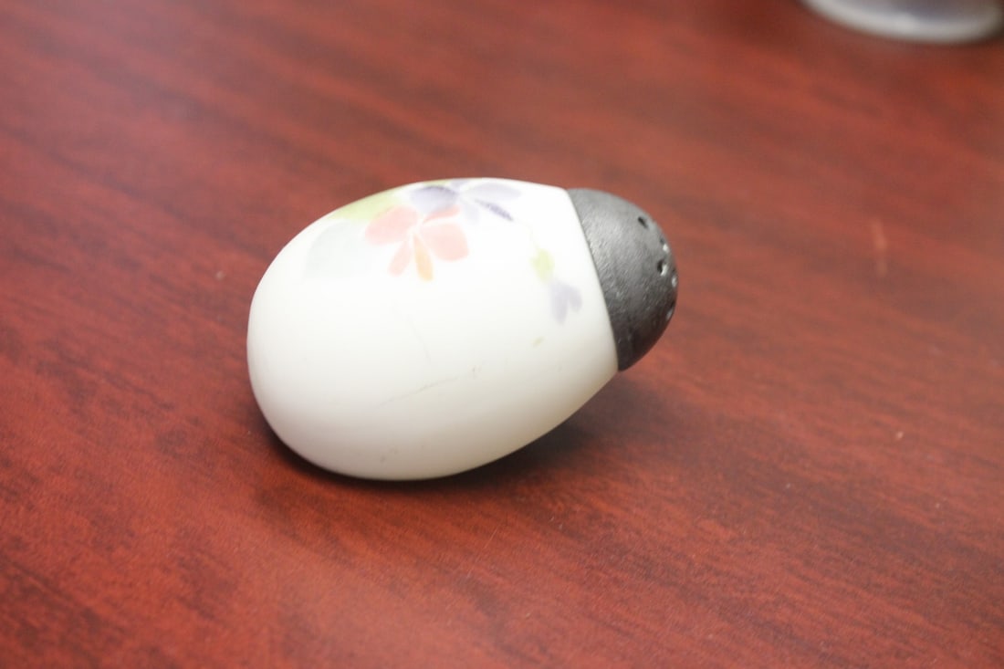 Egg Form Mount Washington Salt and Pepper Shaker - 2
