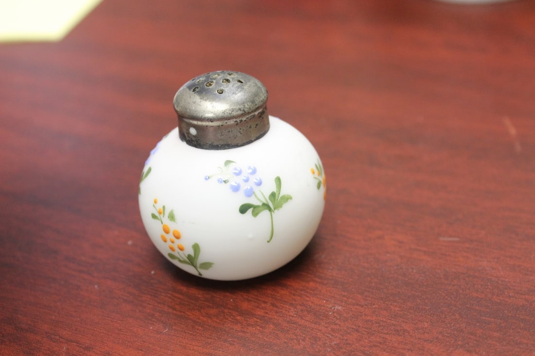 A Mount Washington Salt and Pepper Shaker - 2