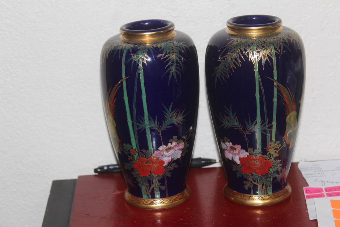 Pair of Signed Kutani Vases - 4