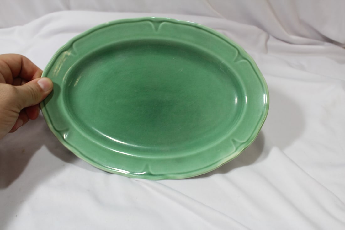 A Mount Clement Pottery Oval Plate: 9 5/8" in diameter
