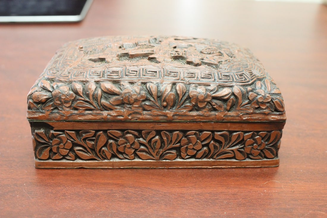 A Signed Cinnabon Lacquer Box - 3