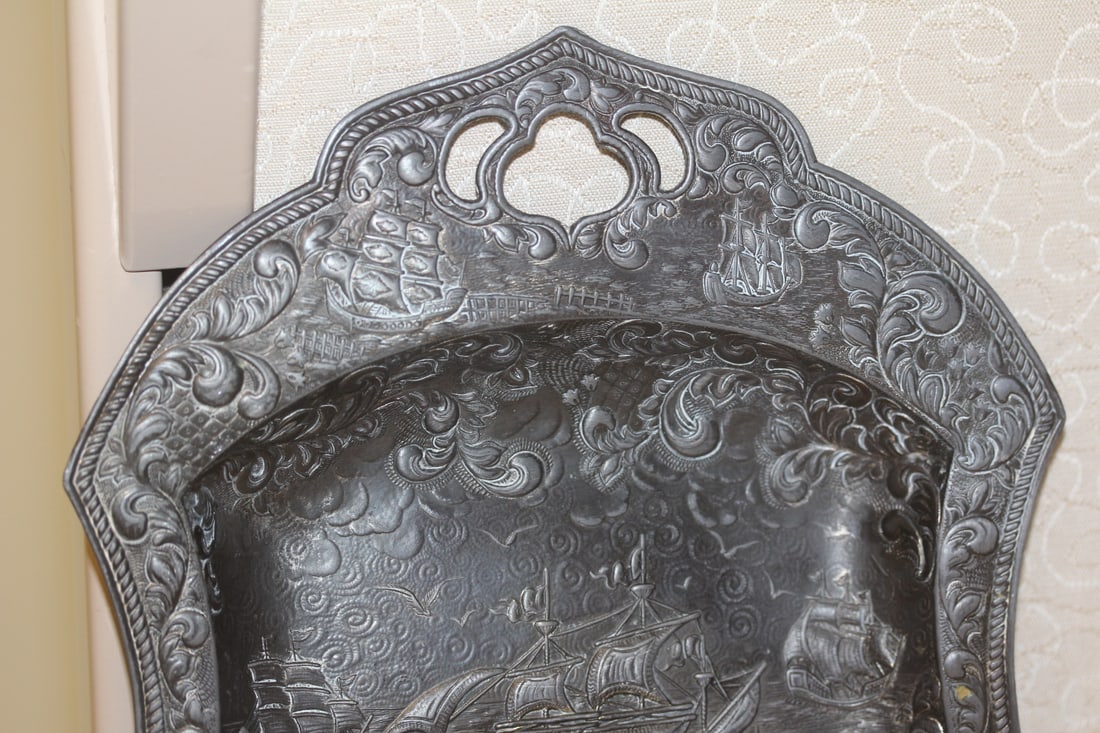 Well carved crumb catcher - 5
