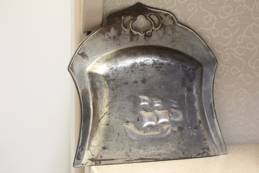 Well carved crumb catcher - 7