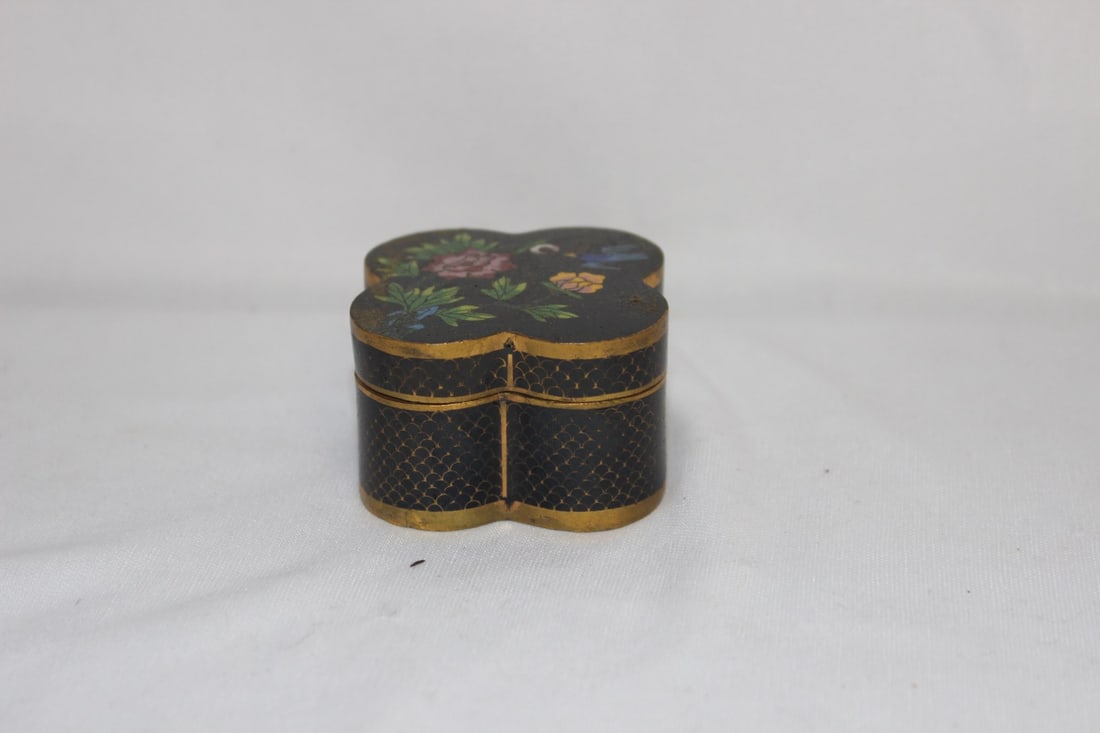 A Chinese Cloisonne Trinket Box: 2 1/4" across