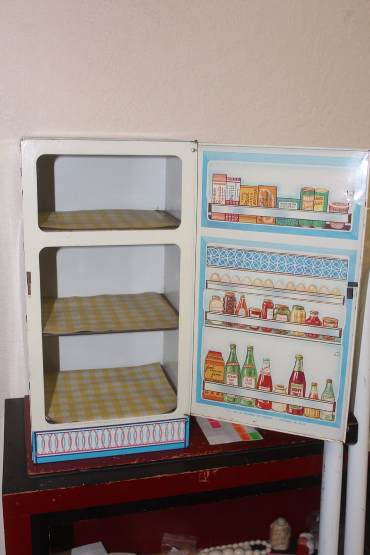1960's Wolverine Tin Toy Refrigerator - 2