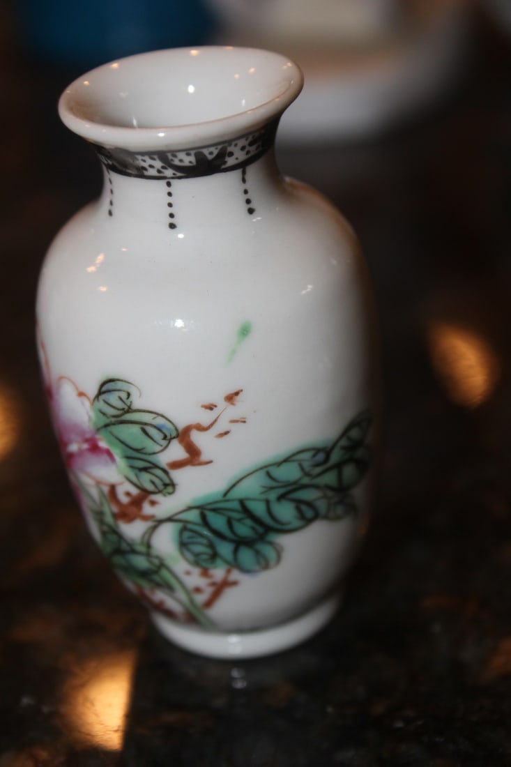 Small Chinese Porcelain Vase - 2