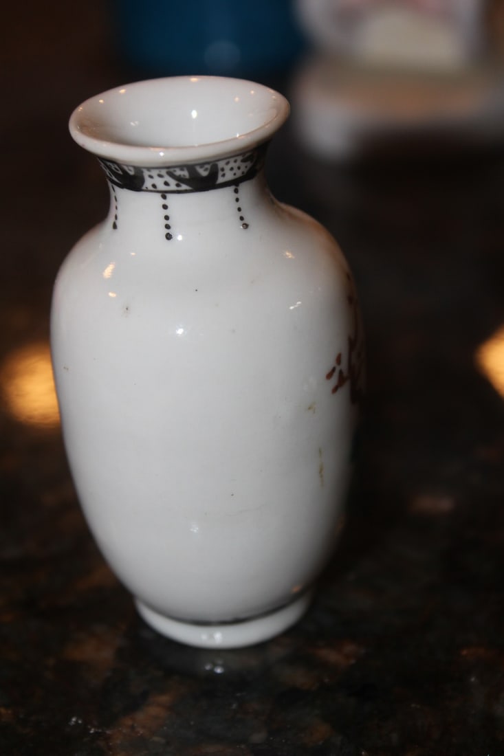 Small Chinese Porcelain Vase - 3