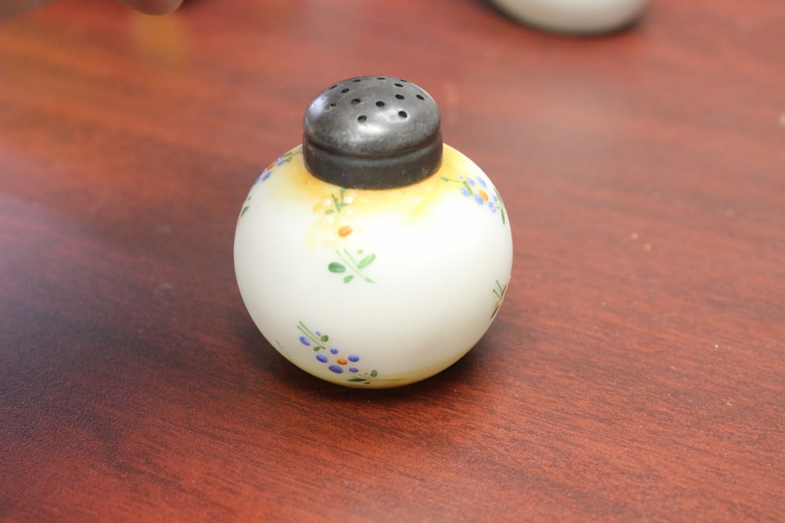 A Mount Washington Salt and Pepper Shaker - 2