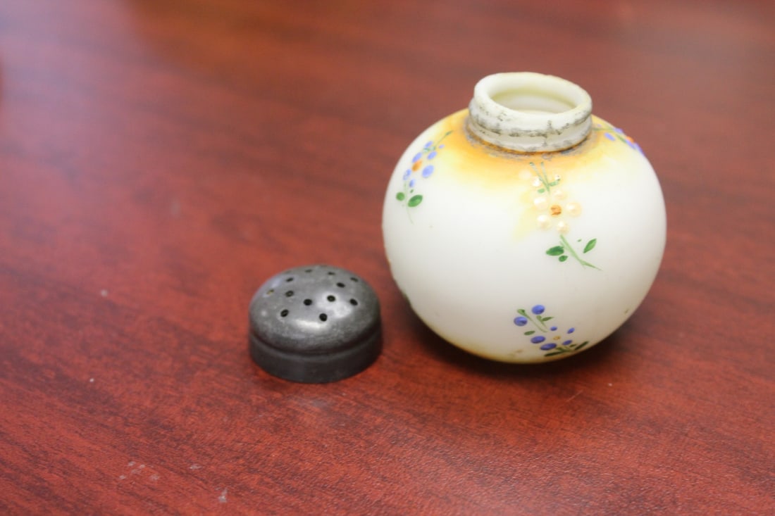 A Mount Washington Salt and Pepper Shaker - 4