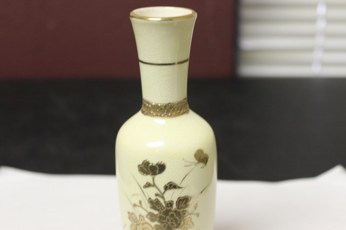 A Gold Gilted Ceramic Vase - 4