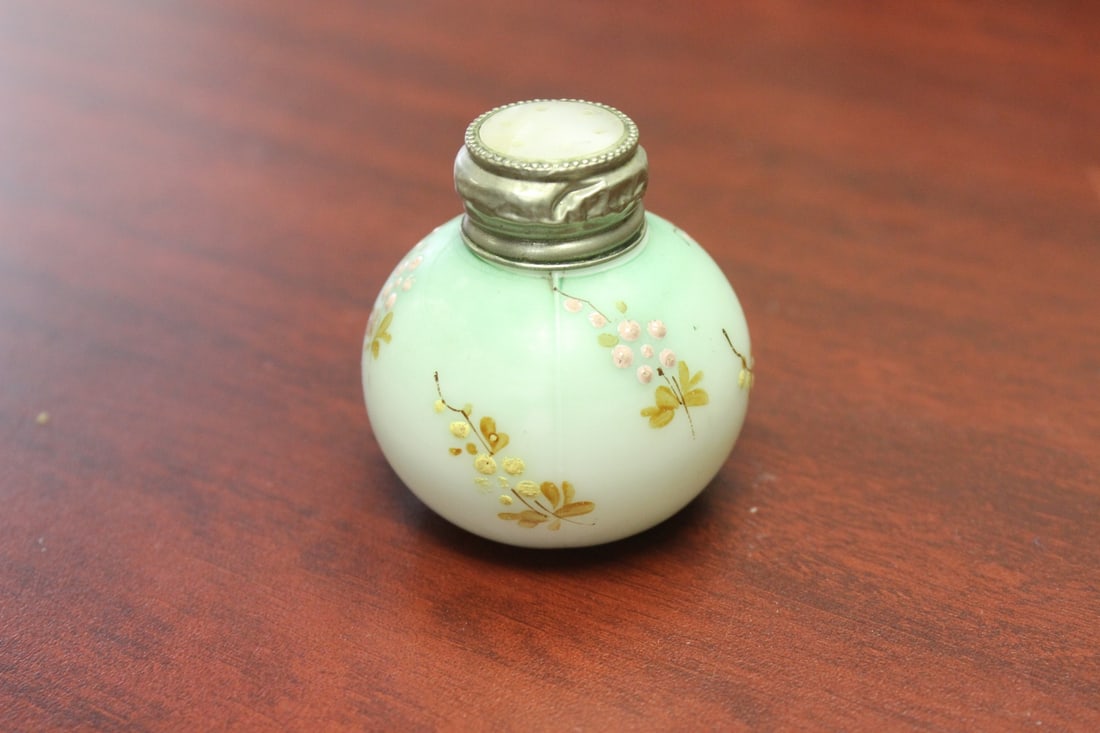 A Mount Washington Salt and Pepper Shaker - 2