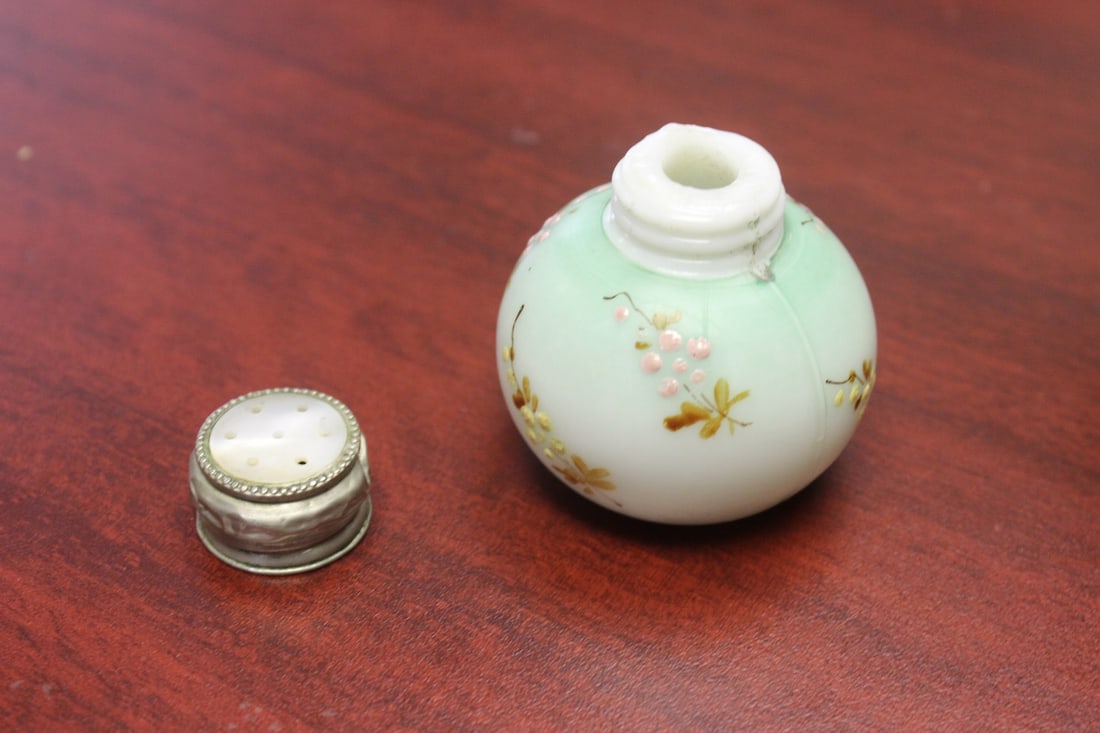 A Mount Washington Salt and Pepper Shaker - 4