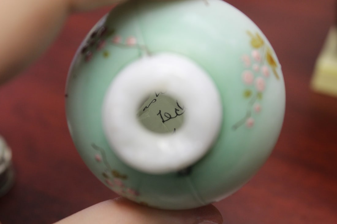 A Mount Washington Salt and Pepper Shaker - 5