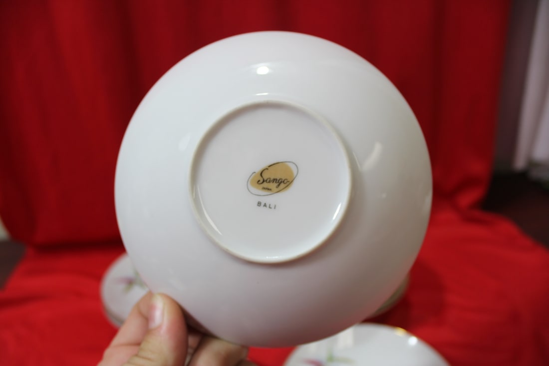 Lot of 12 Bowls - 6