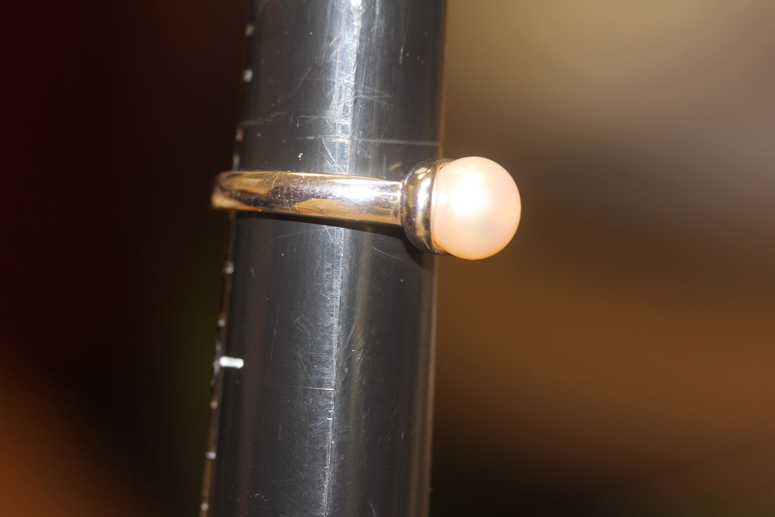 Sterling and Pearl Ring: as shown